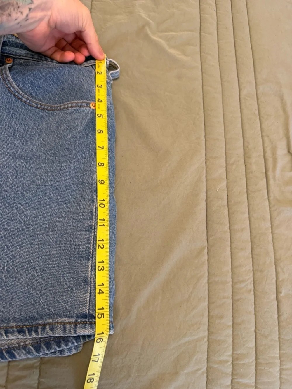 Levi Shorts- Worn once (Size 33) - Picture 4 of 5